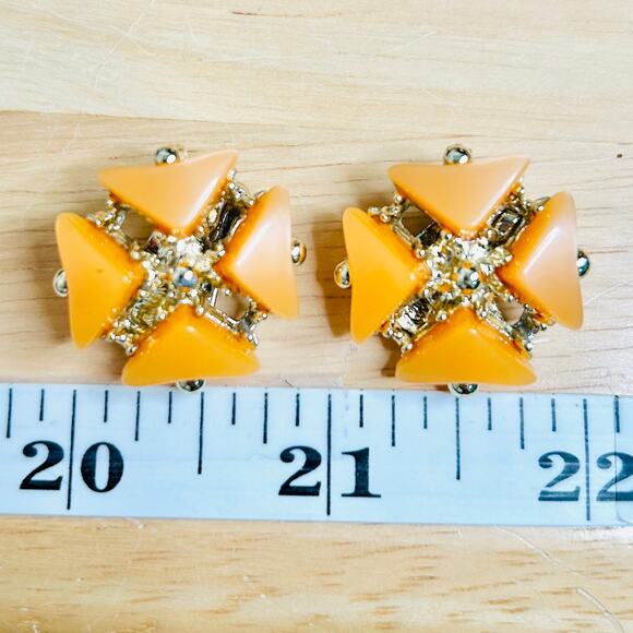 Vintage Gold Tone Light Orange Lucite Clip On Earrings - Picture 3 of 5